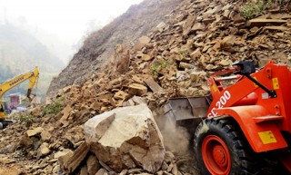 सुख्खा पहिरोले पृथ्वी राजमार्ग अवरुद्ध