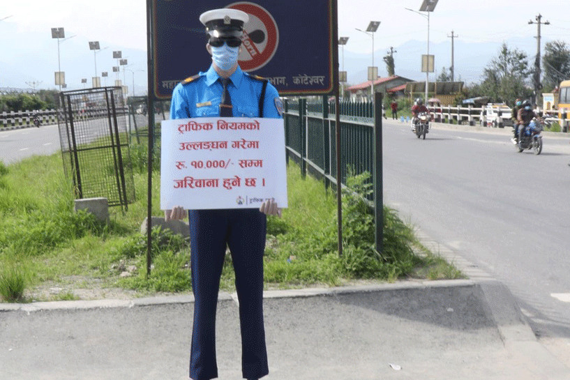 सडकमा खटिए नक्कली प्रहरी
