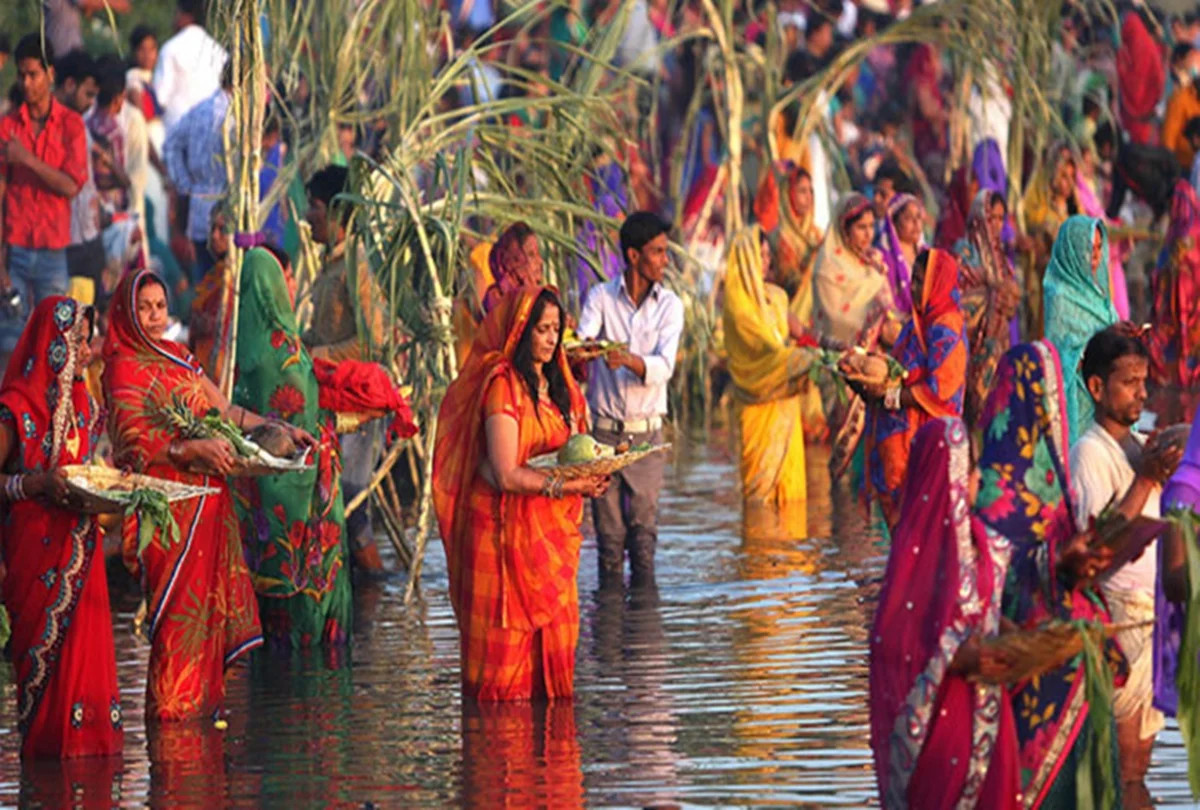 आज छठ पर्व, अस्ताउँदो सूर्यलाई अर्घ्य दिएर मनाइँदै