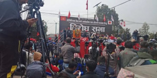प्रचण्ड-माधवको विरोधसभामा पूर्वमाओवादी हावी,पूर्वएमाले कमजोर हुँदा योगेश पनि मञ्चमा बसेनन्