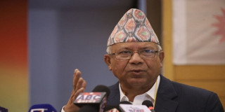 गठबन्धनमा सहज छैन, कतिन्जेल टिक्छ भन्न सकिन्न : माधव नेपाल