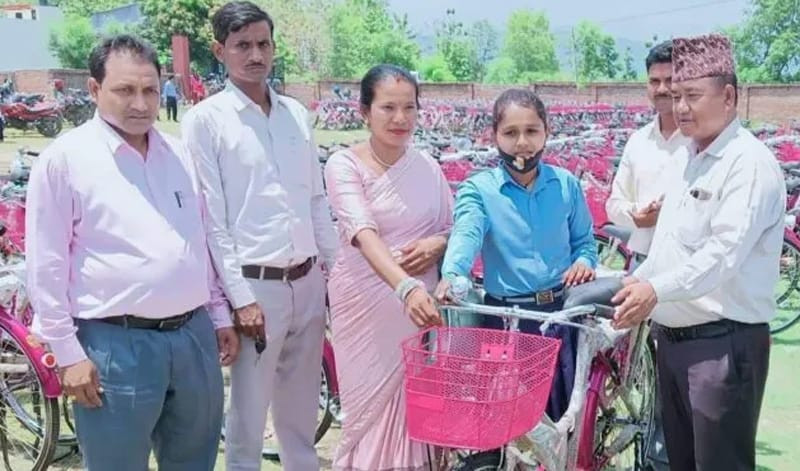 कपिलवस्तुमा छात्रालाई ‘साइकल वितरण’
